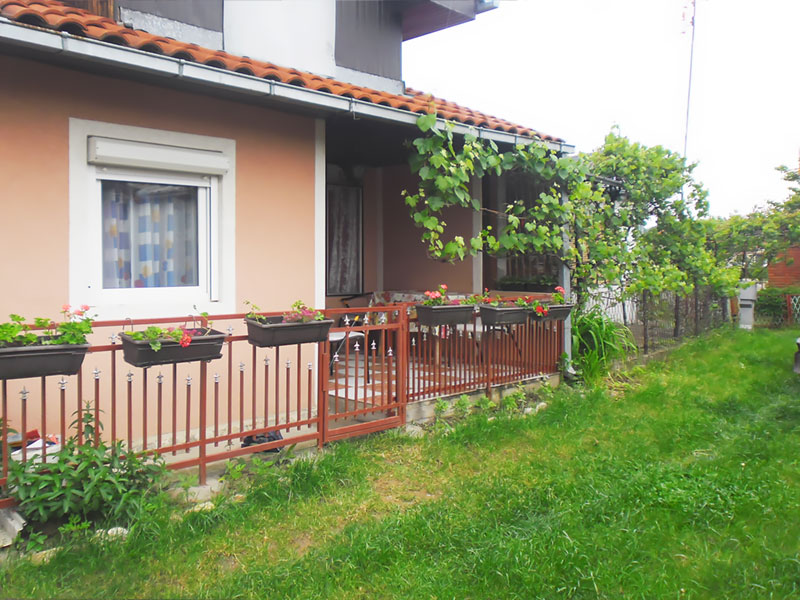 Apartman Miroslav - Parking u dvorištu